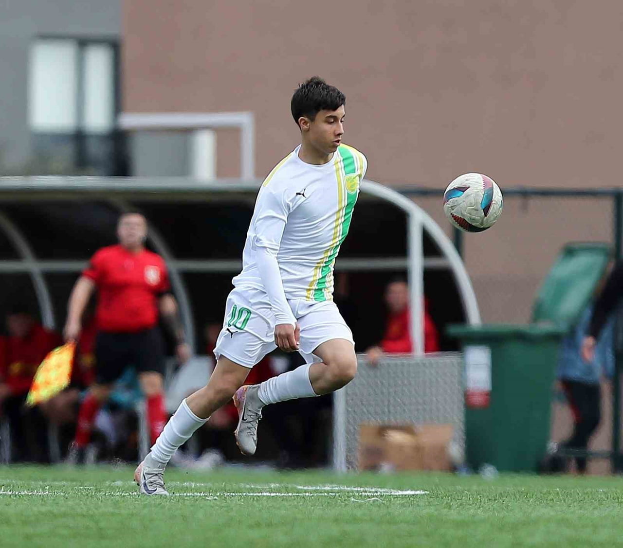 GEÇTİĞİMİZ YIL 1966 EDREMİTSPOR’DAN TRANSFER EDİLEN GENÇ FUTBOLCU EGEHAN KOLÇAK, AYVALIK BELEDİYE...