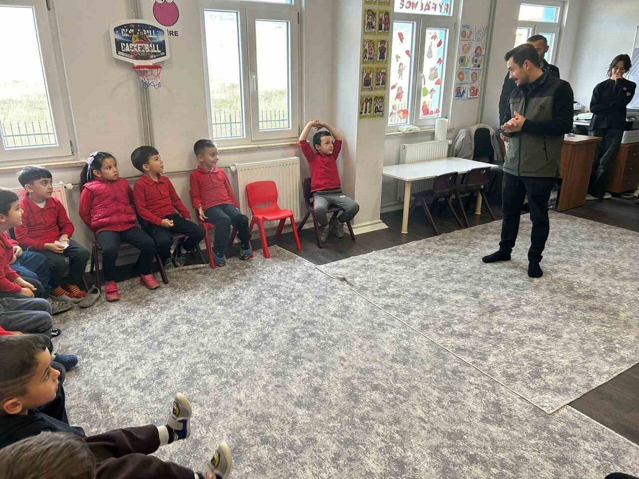 GEDİZ’DE MİNİK ÖĞRENCİLER KIZILÇAM FİDANLARINI TOPRAKLA BULUŞTURDU