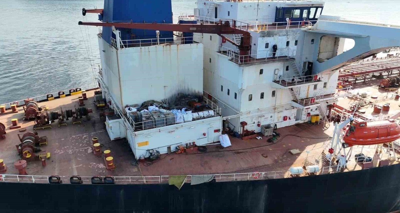 GEMİ GÜVERTESİNDEKİ ŞARAPNEL PARÇALARININ NEDEN OLDUĞU HASARLAR, SALDIRININ ŞİDDETİNİ GÖZLER ÖNÜNE...