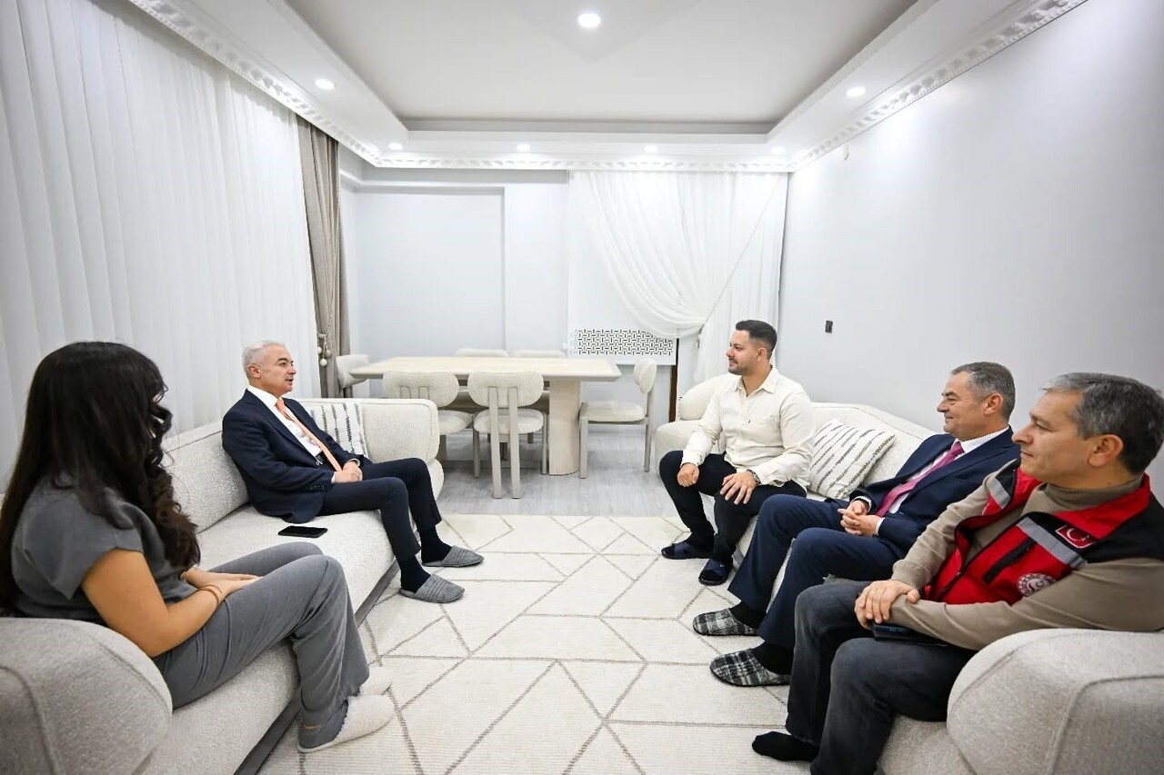 GENÇ ÇİFTLERLE SOHBET EDEN VALİ TURAN, PROJENİN AİLE KURUMUNU GÜÇLENDİREN, GENÇLERE EKONOMİK...