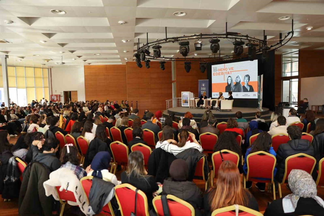 ‘GENÇ VE EDEBİYAT’ SÖYLEŞİSİNE KONUK OLAN USTA YAZAR AYŞE KULİN, GENÇ OKURLARIYLA BULUŞARAK...