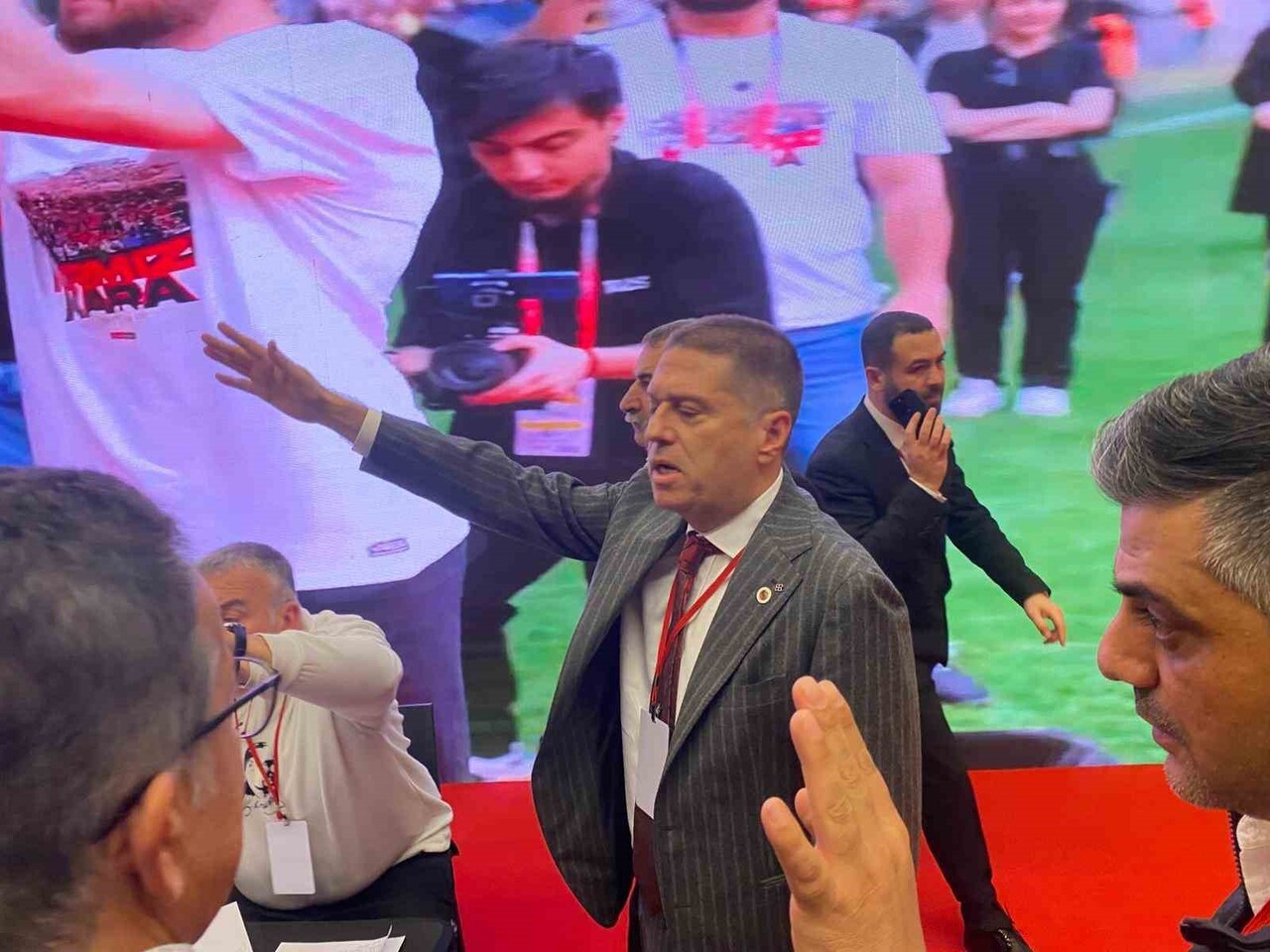 GENÇLERBİRLİĞİ’NİN OLAĞANÜSTÜ GENEL KURULU’NDA ARDA ÇAKMAK BAŞKAN SEÇİLDİ.