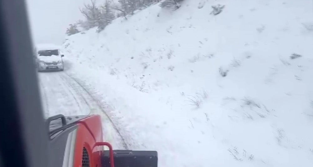 GERCÜŞ İLÇESİNDE YOĞUN KAR NEDENİYLE ARAÇLARINDA MAHSUR KALAN 5 KİŞİ EKİPLERCE...