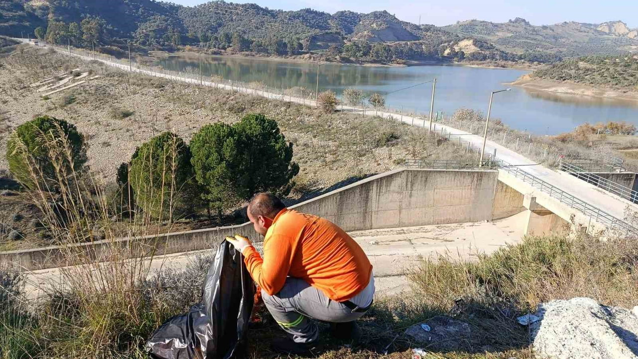 GERMENCİK BELEDİYE BAŞKANI BURAK ZENCİRCİ, HIDIRBEYLİ GÖLETİ’NDE YÜRÜTÜLEN TEMİZLİK ÇALIŞMALARIYLA...