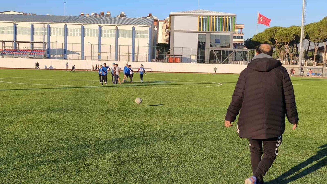 GERMENCİK BELEDİYE BAŞKANI BURAK ZENCİRCİ, KIZ VE ERKEK FUTBOL KURSLARININ PROFESYONEL EĞİTMENLER...