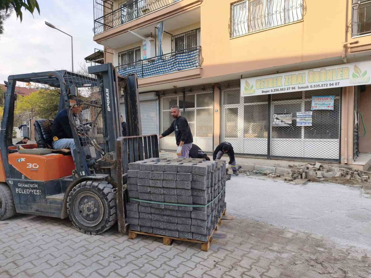 GERMENCİK BELEDİYESİ, İLÇENİN FARKLI NOKTALARINDA ÇALIŞMALARINI ARALIKSIZ SÜRDÜRÜYOR. FEN İŞLERİ...