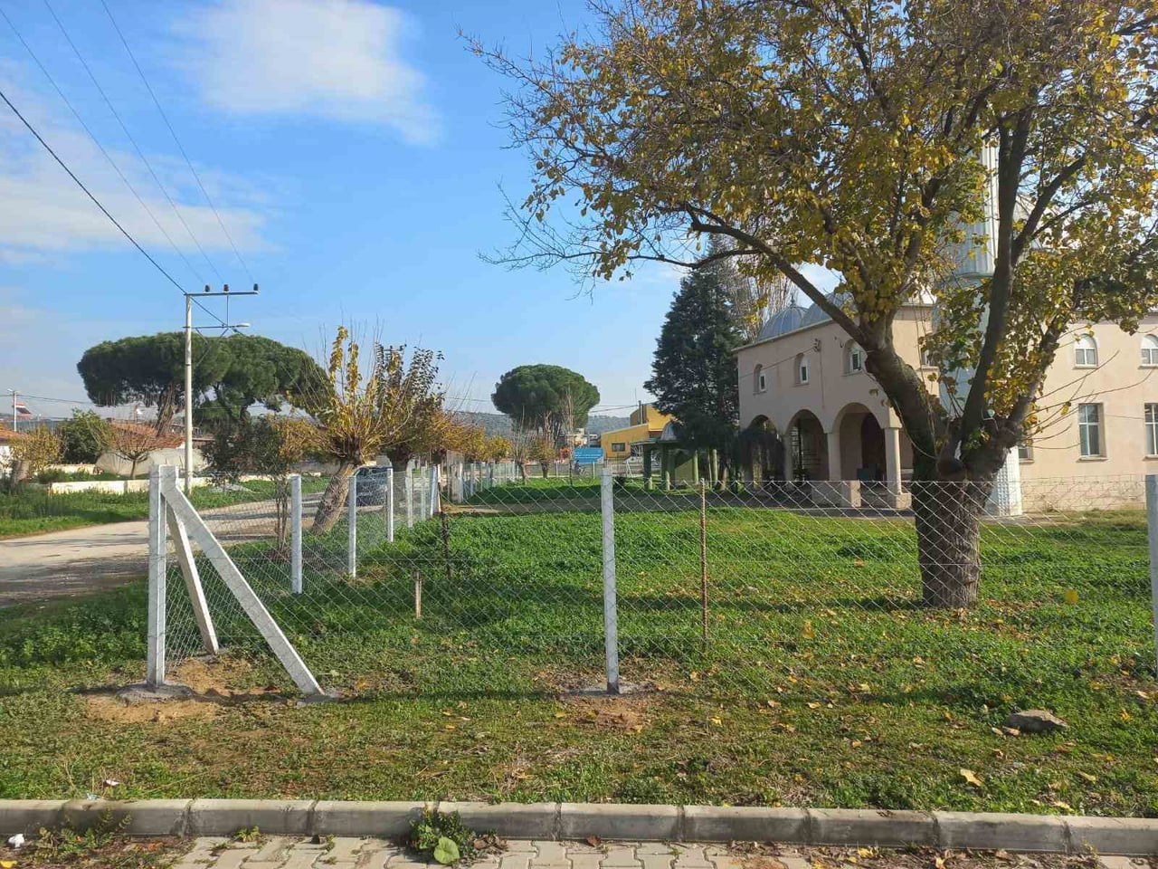 GERMENCİK İLÇESİNDE BULUNAN KIZILCAPINAR CAMİİ’NİN ÇEVRE DÜZENLEME ÇALIŞMALARI TAMAMLANDI. İLÇE...