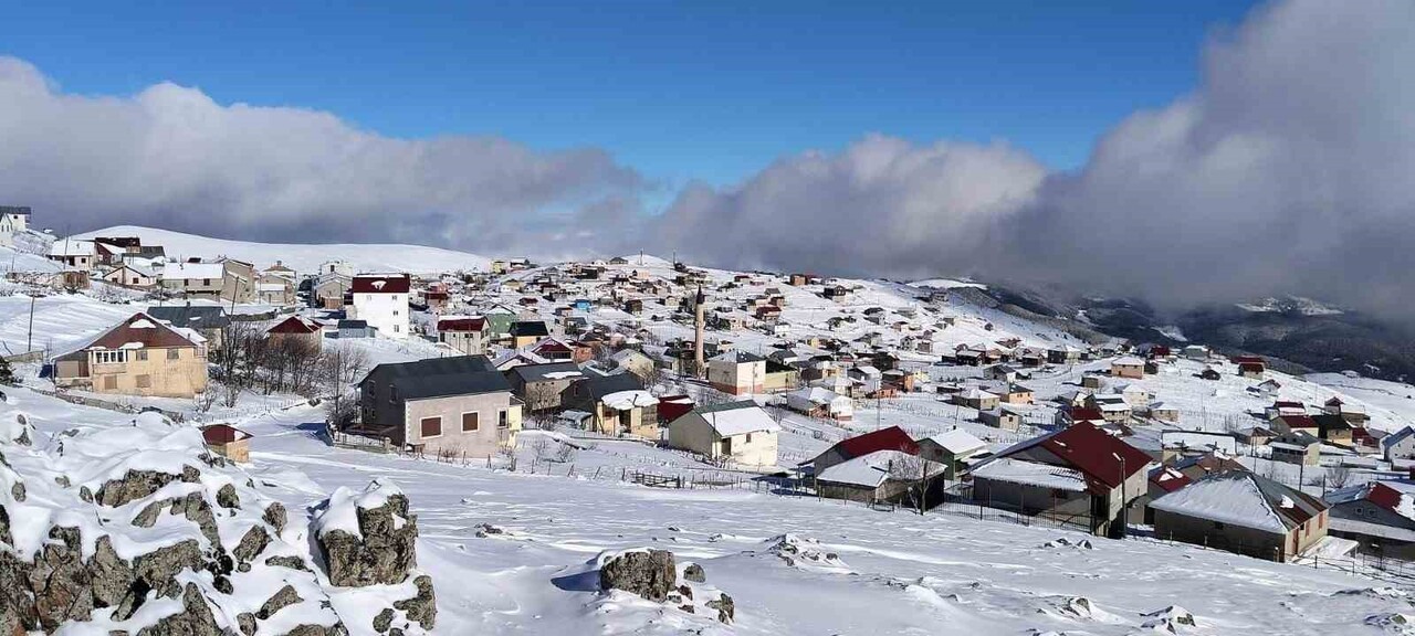 GİRESUN’DA SAHİLDE YAĞMUR, YÜKSEK KESİMLERİNDE KAR YAĞIŞI ETKİLİ OLUYOR