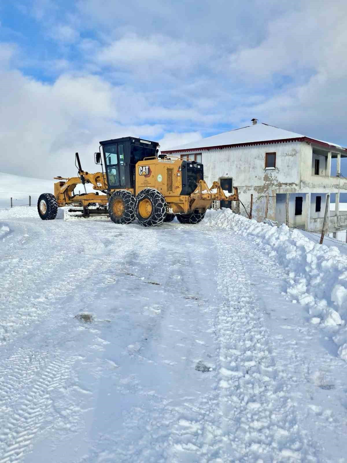 GİRESUN İL ÖZEL İDARESİ YOL VE ULAŞIM HİZMETLERİ MÜDÜRLÜĞÜNE BAĞLI EKİPLER ULAŞIMA KAPALI KÖY...