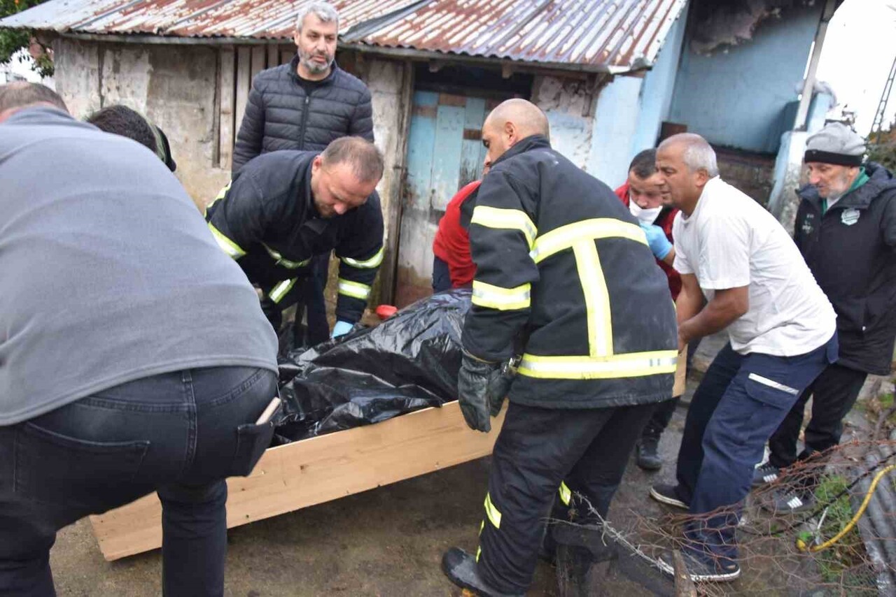 GİRESUN’UN GÖRELE İLÇESİ AYDINLIKEVLER MAHALLESİ’NDE BİR EVDE ÇIKAN YANGINDA 83 YAŞINDAKİ HÜSEYİN...