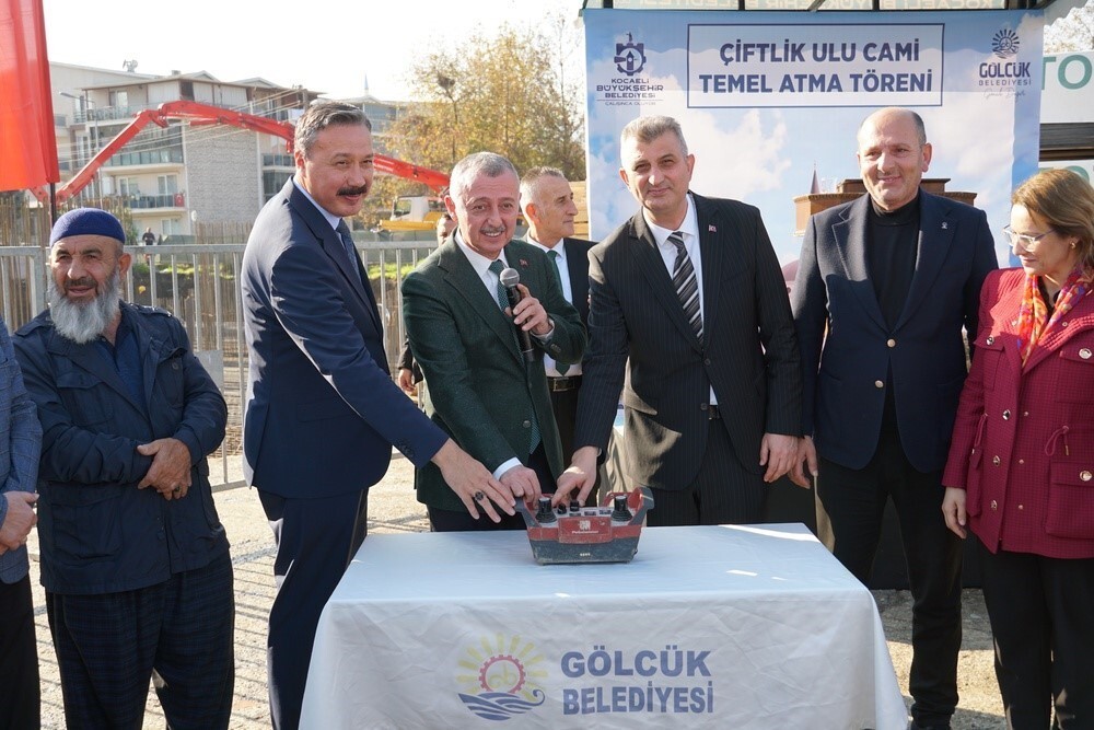 GÖLCÜK'TE DEPREME DAYANIKSIZ OLDUĞU GEREKÇESİYLE YIKIM KARARI VERİLEN ÇİFTLİK ULU CAMİ'NİN YERİNE...