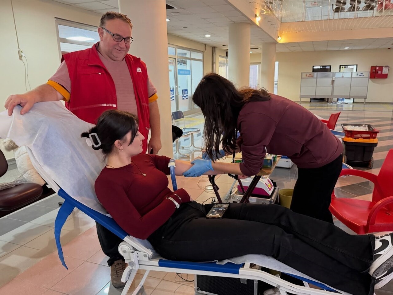 GÖLCÜK BELEDİYESİ VE TÜRK KIZILAY İŞBİRLİĞİNDE DÜZENLENEN KAMPANYADA, BELEDİYE PERSONELİ VE...