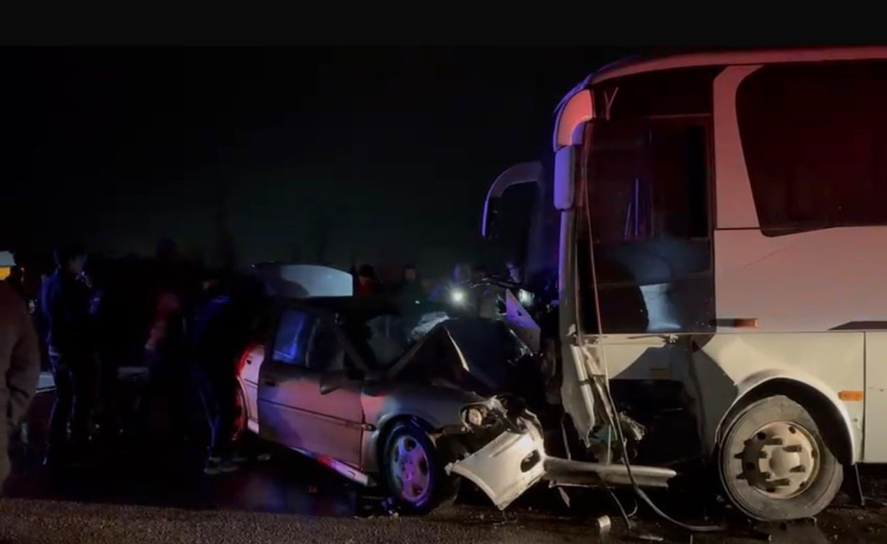 GÖNEN’DE İŞÇİ SERVİSİ İLE OTOMOBİL ÇARPIŞTI: 1 ÖLÜ, 13 YARALI