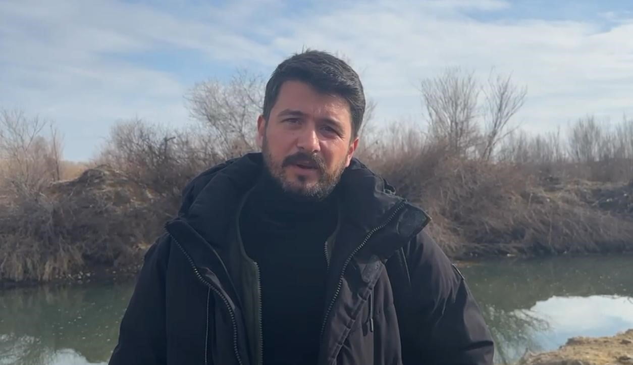 GÖRÜNTÜLERİ YORUMLAYAN VE DEĞERLENDİRMEDE BULUNAN ÜNLÜ DOĞA FOTOĞRAFÇISI VE KUŞ GÖZLEMCİSİ ALPER...