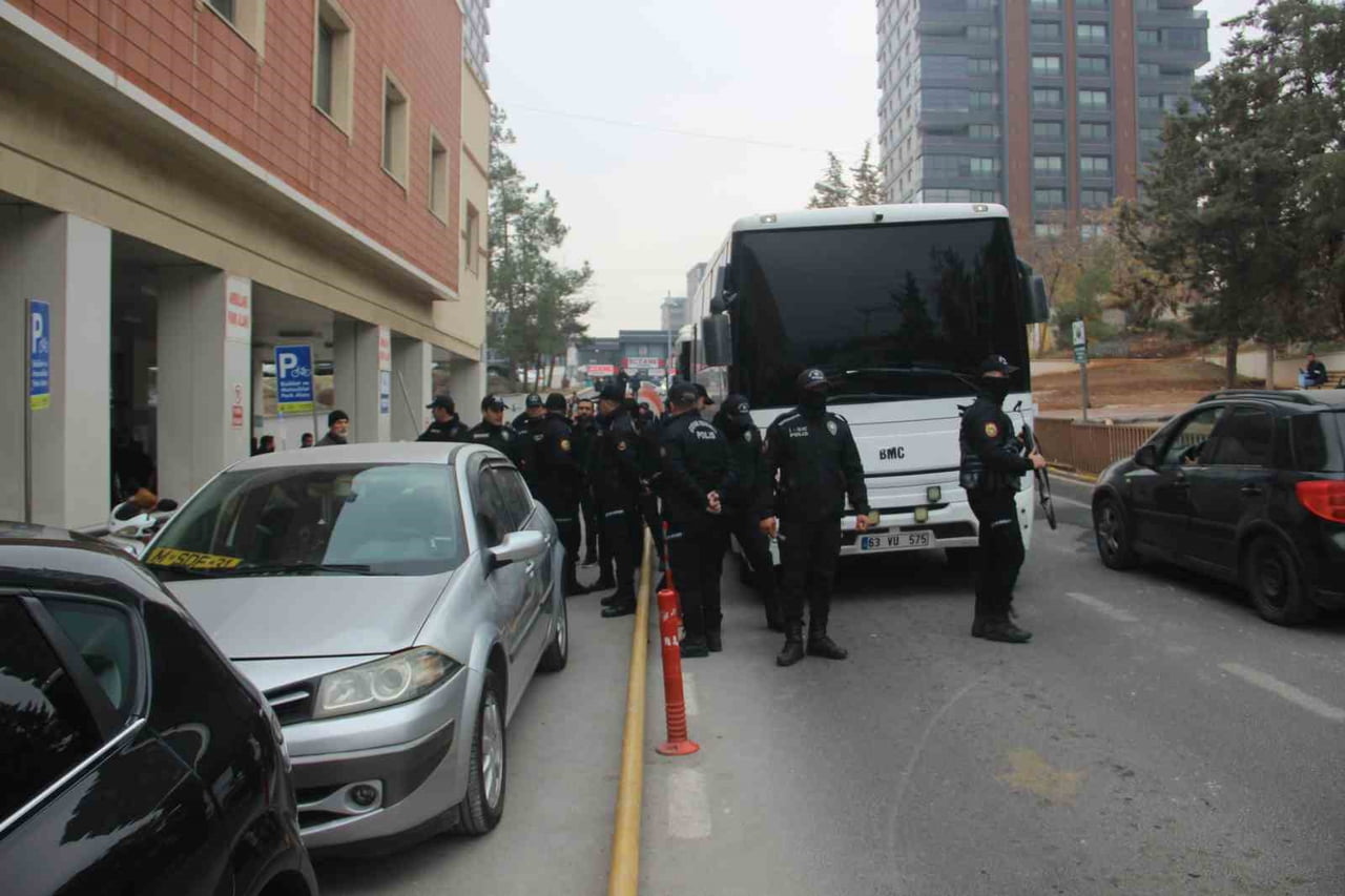 GÖZALTINA ALINAN 24 ŞÜPHELİDEN 11'İ TUTUKLANDI.