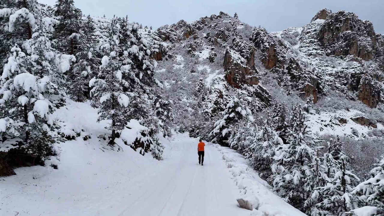 GÜMÜŞHANE’DE ETKİLİ OLAN KAR YAĞIŞININ ARDINDAN ŞEHRİ KAPLAYAN BEYAZ ÖRTÜ VE DAĞLARIN ÜZERİNE...