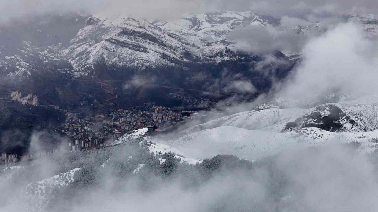 GÜMÜŞHANE’DE ETKİLİ OLAN KAR YAĞIŞININ ARDINDAN ŞEHRİ KAPLAYAN BEYAZ ÖRTÜ VE DAĞLARIN ÜZERİNE...
