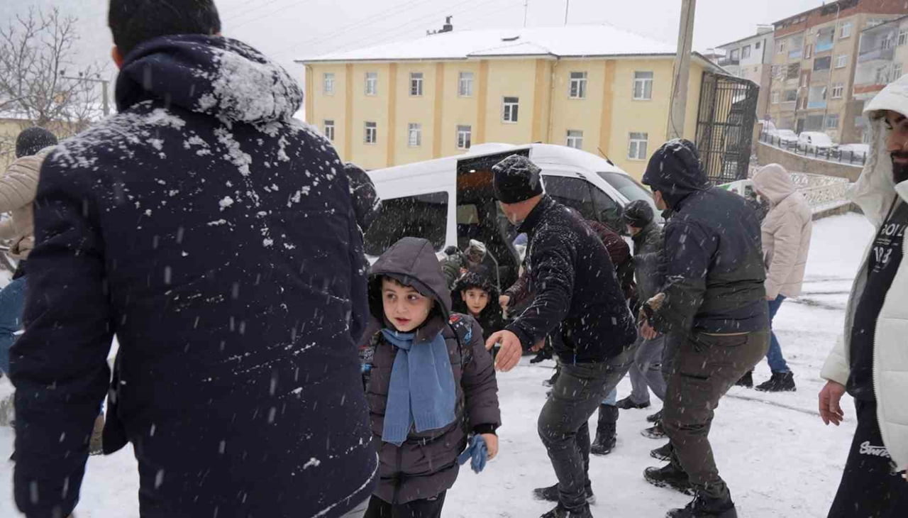 GÜMÜŞHANE’DE SABAH SAATLERİNDE ETKİSİNİ ARTIRAN KAR YAĞIŞI SONRASI BUZLANAN YOLLARDA ÖĞRENCİ DOLU...
