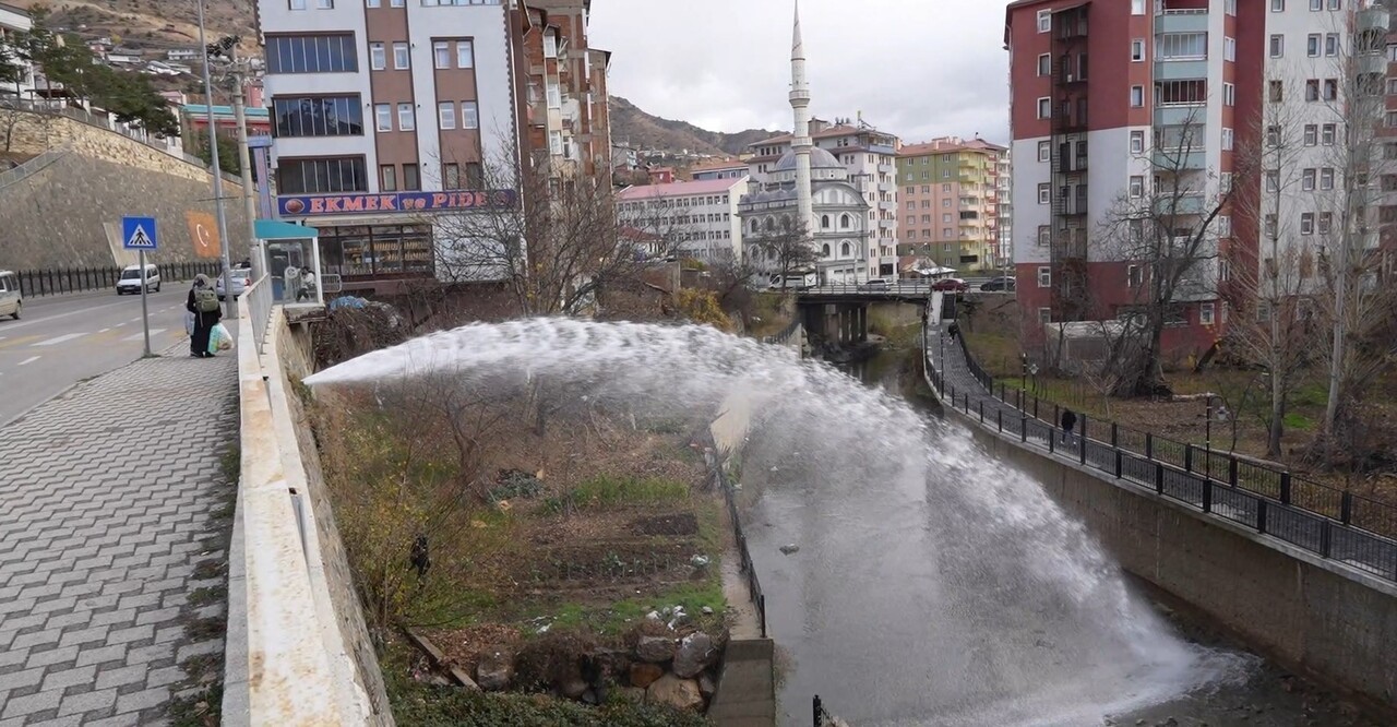 GÜMÜŞHANE’NİN KARAER MAHALLESİ ALİBEYLER MEVKİİNDE ANA SU BORU HATTINDA YAPILAN TADİLAT SIRASINDA...