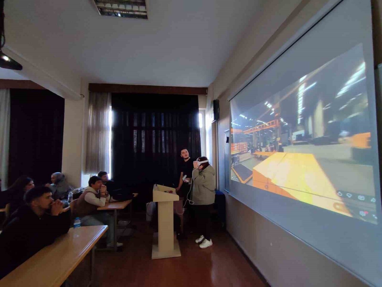 GÜMÜŞOVA MESLEK YÜKSEKOKULU’NDA ÖĞRENCİLER SEKTÖR TEMSİLCİLERİYLE BİR ARAYA GELDİ.