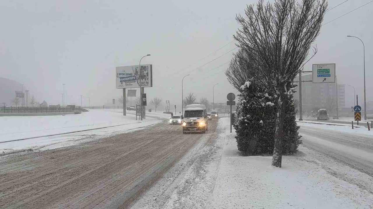 GÜNE BEYAZ ÖRTÜYLE UYANAN VATANDAŞLAR KARLA KAPLI YOLLARDA GÜÇLÜKLE İLERLERKEN BELEDİYE EKİPLERİ...