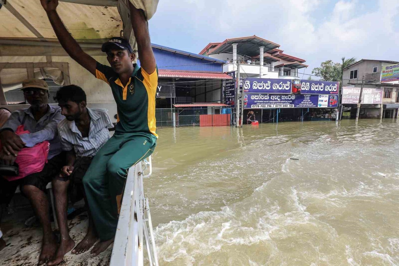 GÜNEY ASYA BÖLGESİNDEKİ ŞİDDETLİ YAĞIŞLARIN YOL AÇTIĞI SEL VE HEYELANLARDA CAN KAYIPLARININ SRİ...