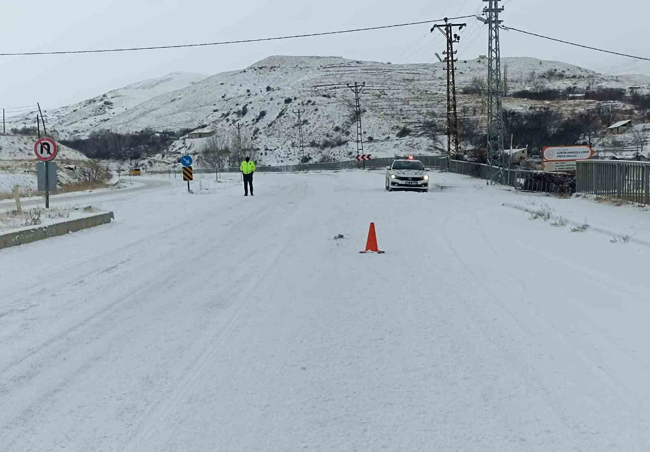 GÜRÜN İLÇESİNDE YAĞAN YOĞUN KAR SONRASI KAYSERİ-MALATYA KARA YOLU BÜYÜK ARAÇ TRAFİĞİNE...