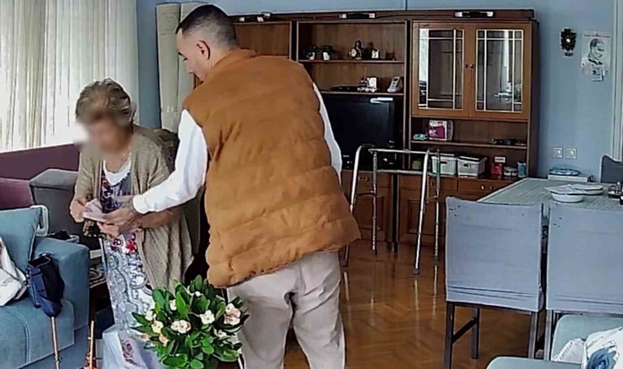 GÜVENLİK KAMERASI GÖRÜNTÜLERİNDE, DOLANDIRICININ, YAŞLI KADININ ÇANTASINDAN PARALARI HIZLI BİR...