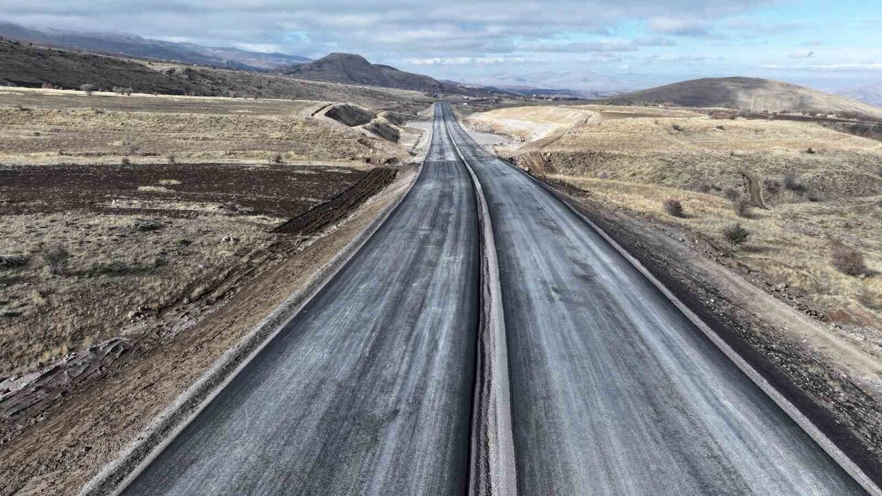 HACILAR’DA UZUN SÜREDİR BEKLENEN HACILAR–ERCİYES–DEVELİ BAĞLANTI YOLUNDA ÇALIŞMALAR HIZ KESMEDEN...