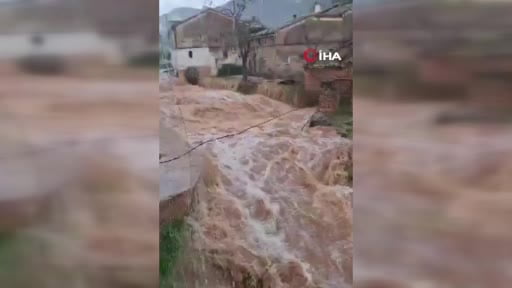 Hafta sonu İspanya’nın güney ve doğu illerinde etkili olan şiddetli yağışlar sellere neden oldu....