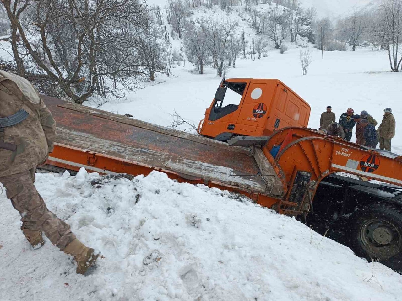 HAKKARİ'DE KARAYOLLARI ŞUBE ŞEFLİĞİNE AİT BİR İŞ MAKİNESİNİN DEVRİLMESİ SONUCU 2 KİŞİ...