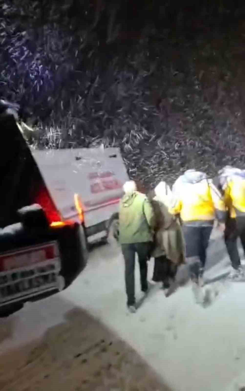 HAKKARİ'DE YOĞUN KAR YAĞIŞI VE TİPİ NEDENİYLE YOLU KAPANAN KÖYDE RAHATSIZLANAN KALP HASTASI KADIN...