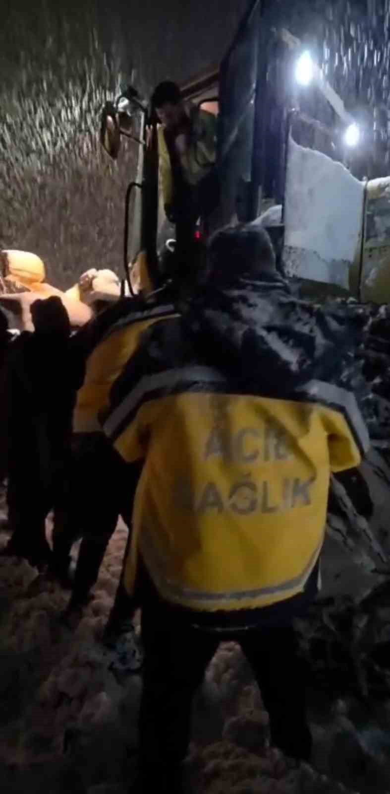 HAKKARİ'DE YOĞUN KAR YAĞIŞI VE TİPİ NEDENİYLE YOLU KAPANAN KÖYDE RAHATSIZLANAN KALP HASTASI KADIN...