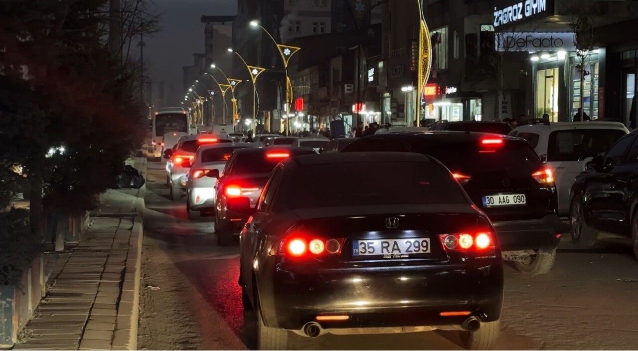 HAKKARİ'NİN YÜKSEKOVA İLÇESİNDE, ÖZELLİKLE AKŞAM SAATLERİNDE İŞ ÇIKIŞININ BAŞLAMASIYLA BİRLİKTE...