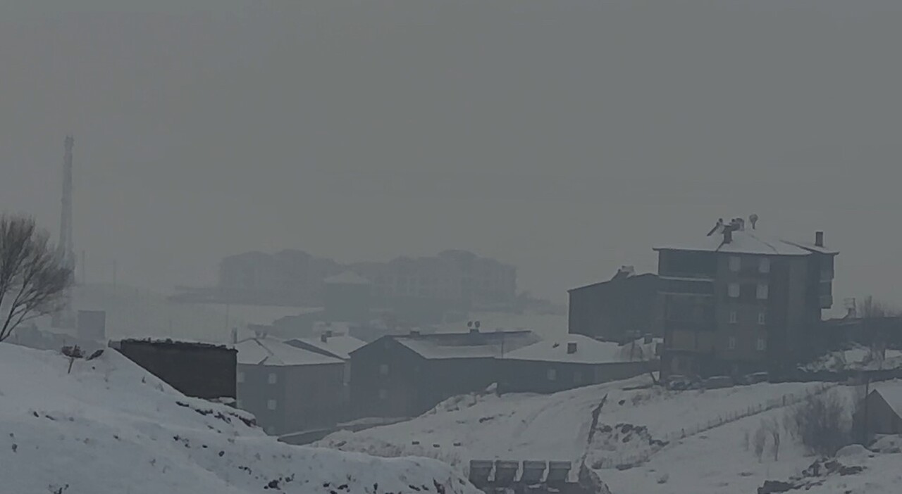 HAKKARİ'NİN YÜKSEKOVA İLÇESİNDE SİS ETKİLİ OLDU
