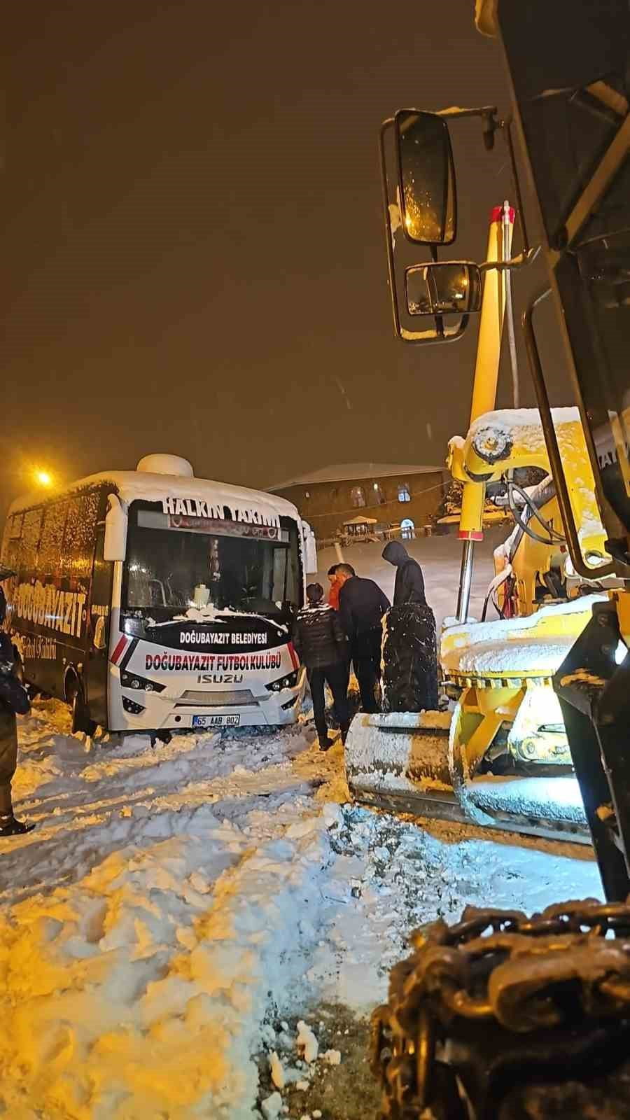 HAKKARİ’DE KAR YAĞIŞI VE FIRTINA NEDENİYLE YOLDA KALAN SPORCULAR VE SAĞLIK EKİBİ, YÜRÜTÜLEN ZORLU...