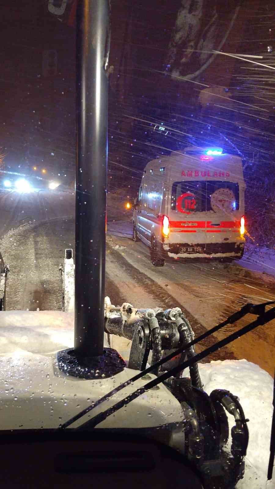 HAKKARİ’DE KAR YAĞIŞI VE FIRTINA NEDENİYLE YOLDA KALAN SPORCULAR VE SAĞLIK EKİBİ, YÜRÜTÜLEN ZORLU...