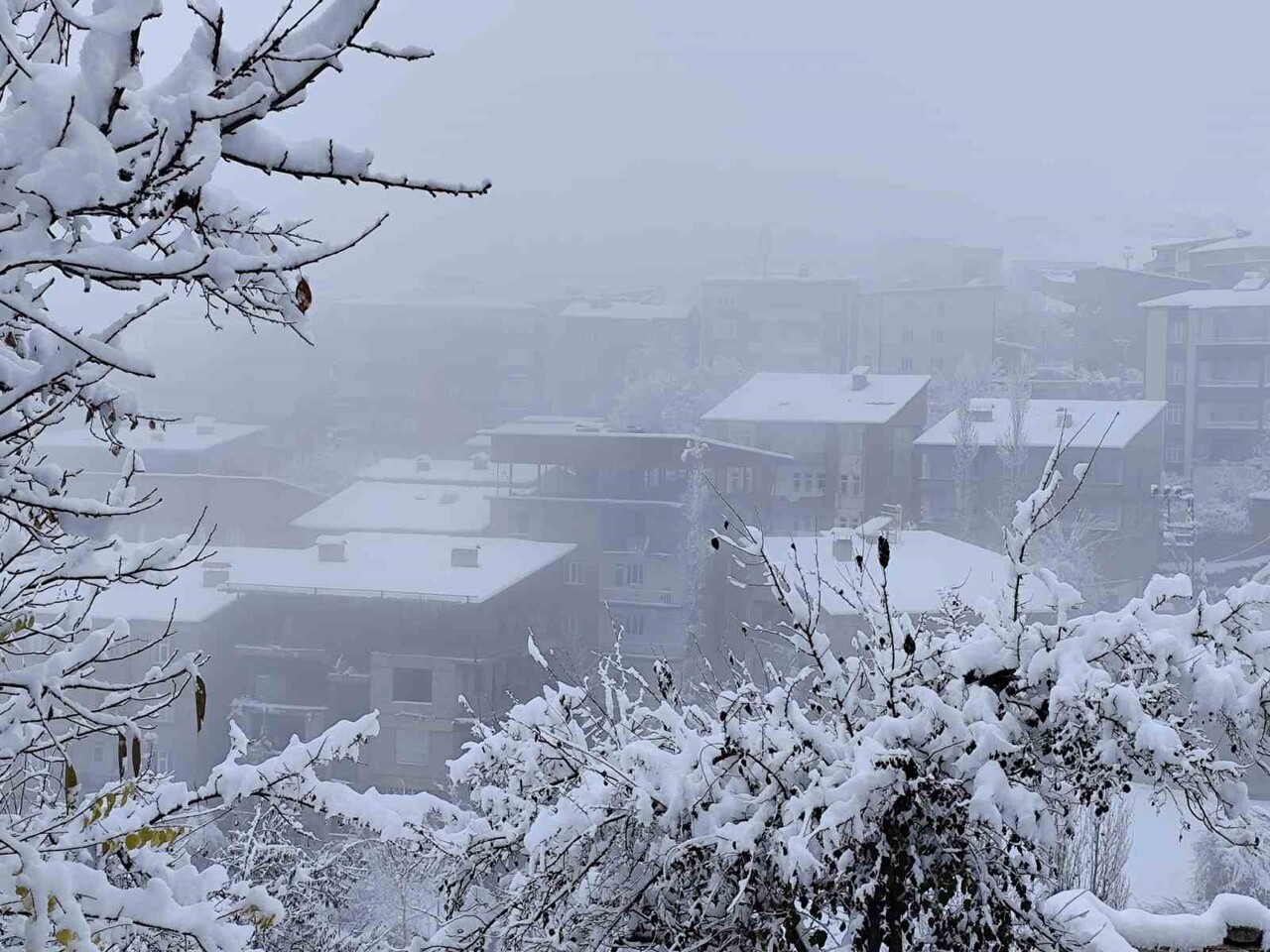 HAKKARİ İL GENELİNDE AKŞAM SAATLERİNDE ETKİLİ OLAN VE 43 YERLEŞİM YERİ YOLUNUN ULAŞIMA KAPANMASINA...