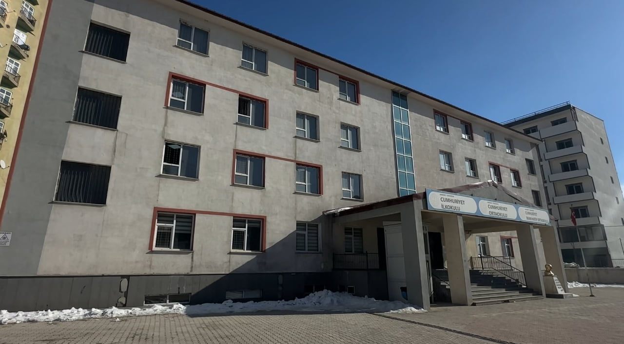 HAKKARİ’NİN YÜKSEKOVA İLÇESİNDE AYNI YERLEŞKE İÇERİSİNDE EĞİTİM VEREN CUMHURİYET İLK VE ORTAOKULU...
