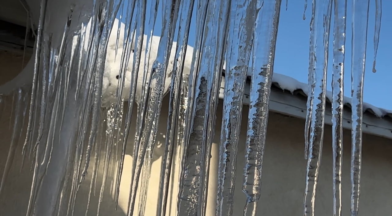 HAKKARİ’NİN YÜKSEKOVA İLÇESİNDE DONDURUCU SOĞUKLAR YÜZÜNDE İLÇEDE BUZ SARKITLARI 2 METREYİ...
