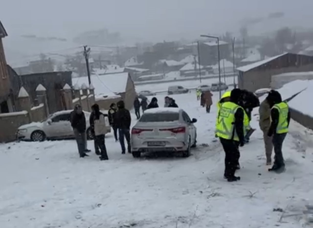 HAKKARİ’NİN YÜKSEKOVA İLÇESİNDE ETKİLİ OLAN YOĞUN KAR YAĞIŞI VE BUZLANMA NEDENİYLE KONTROLDEN...