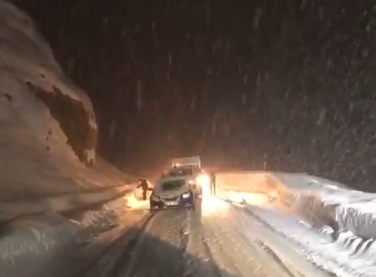 HAKKARİ’NİN YÜKSEKOVA İLÇESİNDE ETKİLİ OLAN YOĞUN KAR YAĞIŞI VE TİPİ HAYATI OLUMSUZ ETKİLERKEN...