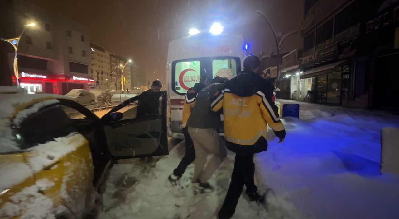 HAKKARİ’NİN YÜKSEKOVA İLÇESİNDE GECE SAATLERİNDE ANİDEN RAHATSIZLANAN BİR GENÇ, TAKSİ ŞOFÖRÜNÜN...