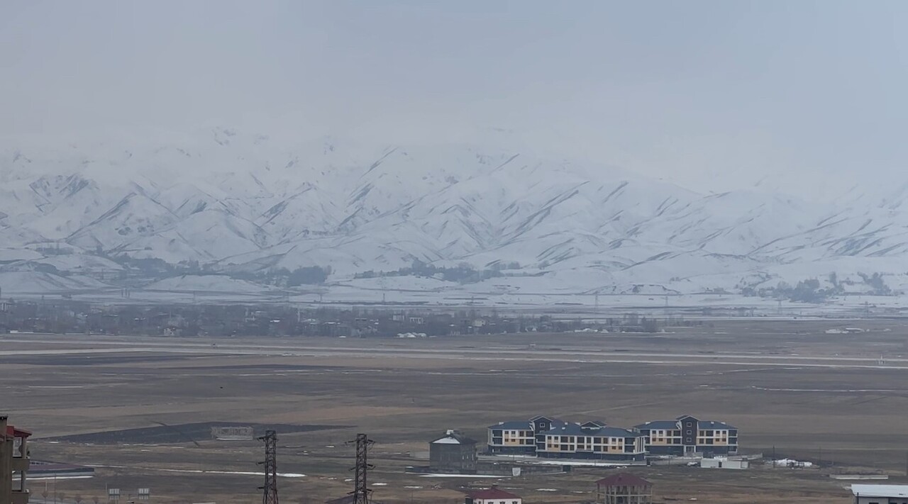 HAKKARİ’NİN YÜKSEKOVA İLÇESİNDE GECE SAATLERİNDE BAŞLAYAN KAR YAĞIŞI İLÇENİN ETRAFINI ÇEVRELEYEN...