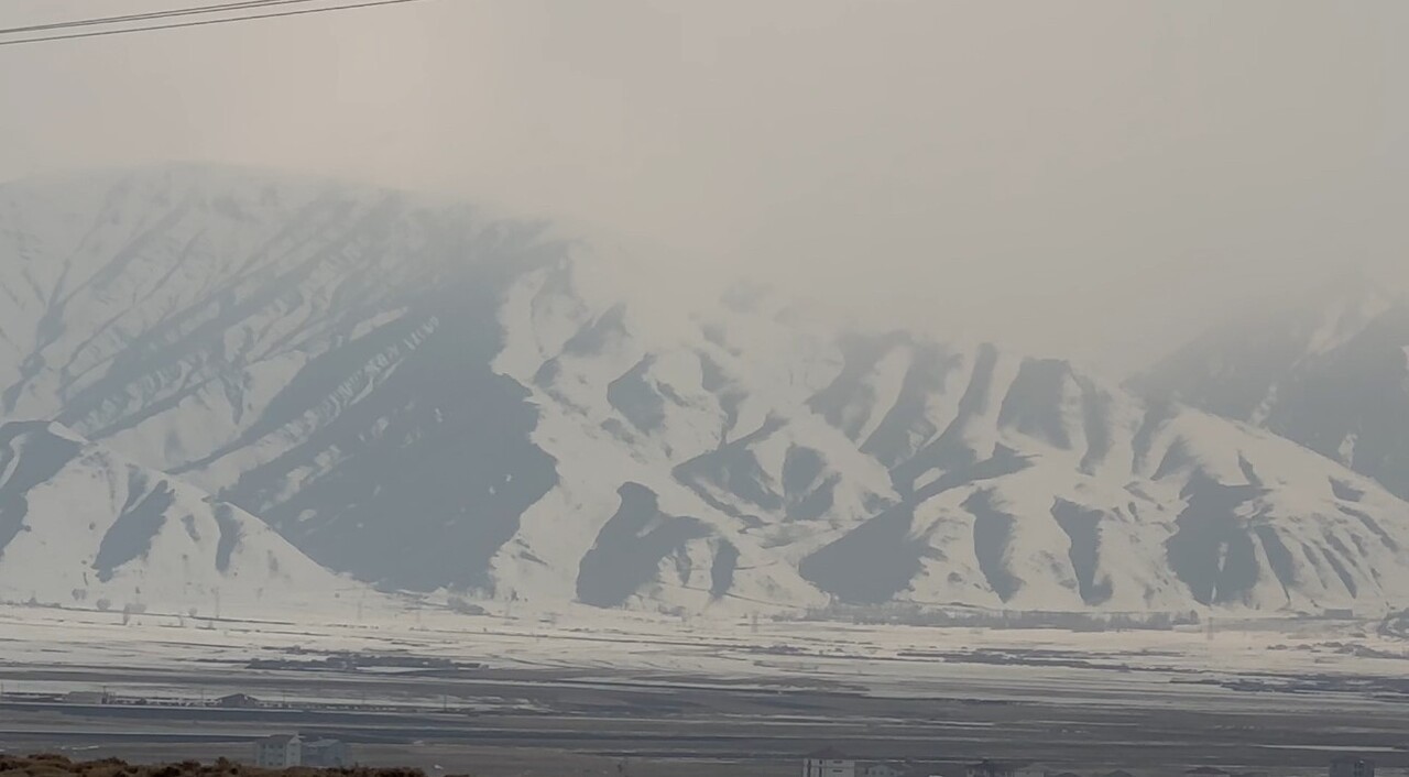 HAKKARİ’NİN YÜKSEKOVA İLÇESİNDE GECE SAATLERİNDE BAŞLAYAN KAR YAĞIŞI İLÇENİN ETRAFINI ÇEVRELEYEN...