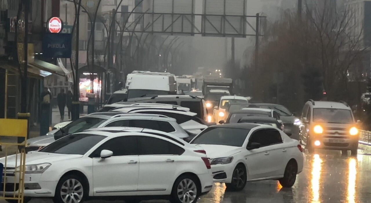 HAKKARİ’NİN YÜKSEKOVA İLÇESİNDE GÜN BOYU ETKİLİ OLAN ŞİDDETLİ YAĞIŞ HAYATI OLUMSUZ...