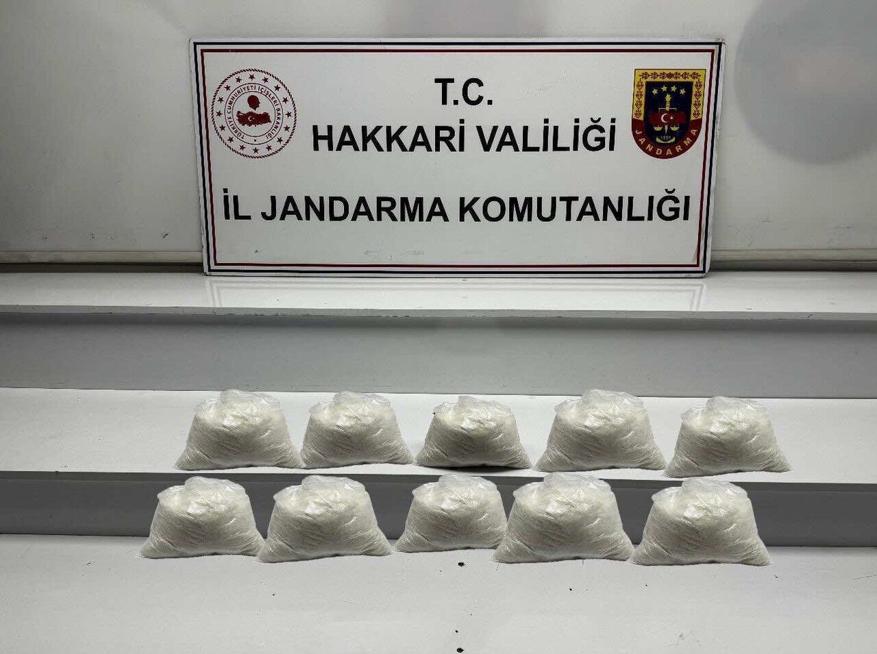 HAKKARİ’NİN YÜKSEKOVA İLÇESİNDE JANDARMA EKİPLERİNCE YÜRÜTÜLEN ÇALIŞMALAR SONUCUNDA 9 KİLO 890...