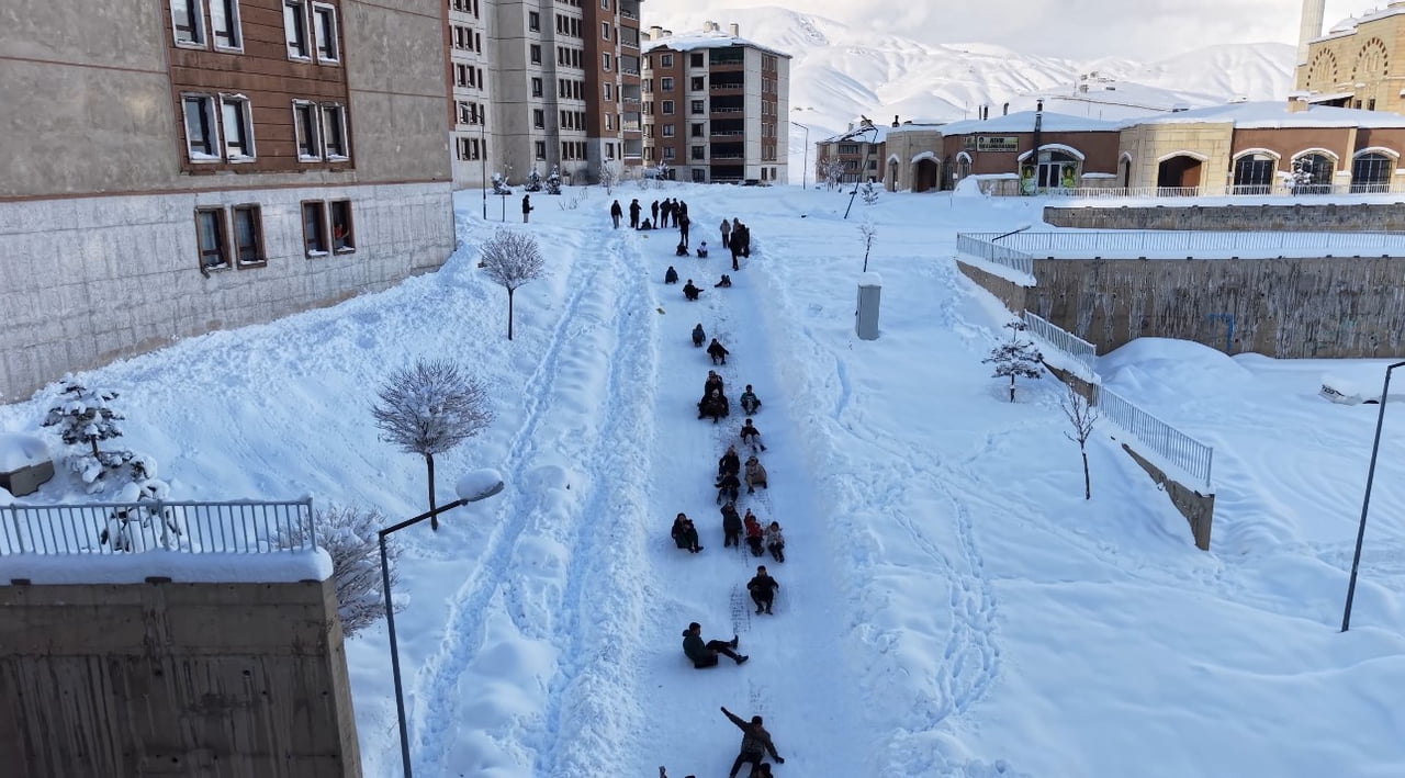 HAKKARİ’NİN YÜKSEKOVA İLÇESİNDE YOĞUN KAR YAĞIŞININ ARDINDAN GÜNEŞLİ HAVAYI FIRSAT BİLEN YAKLAŞIK...