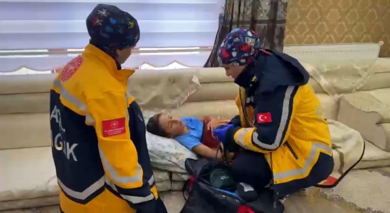 HAKKARİ’NİN YÜKSEKOVA İLÇESİNDE YOLU KAR NEDENİYLE KAPANAN KÖYDE RAHATSIZLANAN VATANDAŞ, UMKE VE...