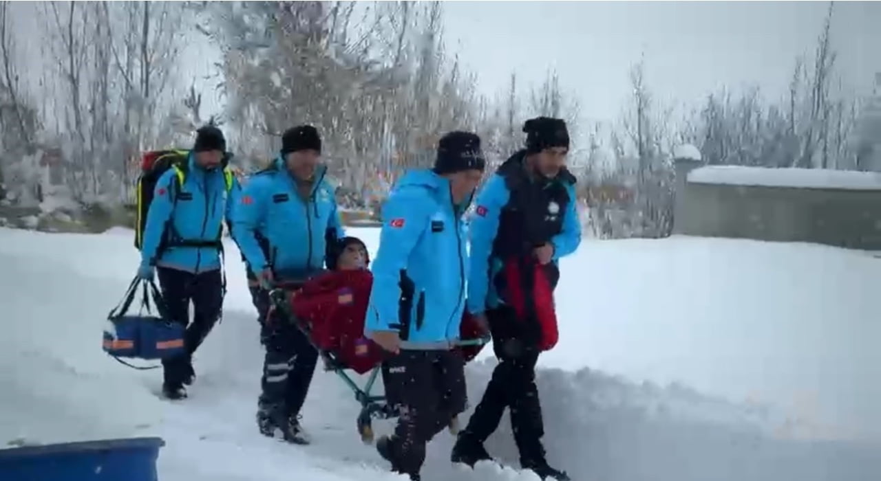 HAKKARİ’NİN YÜKSEKOVA İLÇESİNDE YOLU KAR YAĞIŞI NEDENİYLE KAPANAN MAHALLEDE MAHSUR KALAN 76...
